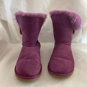 UGG BAILEY BUTTON CLASSIC SUEDE BOOTS IN PURPLE (SUGAR PLUM) SHEEPSKIN, SIZE 6